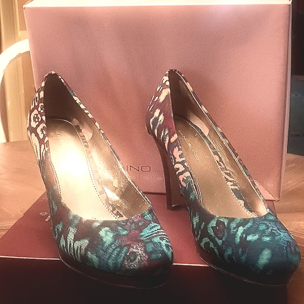 Abstract Colored Platform Pump